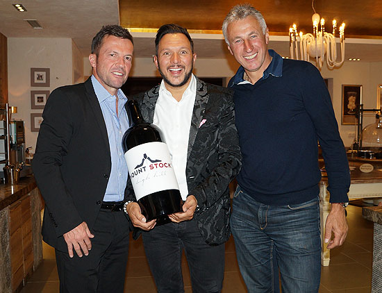 Weinkenner: Lothar Matth&auml;us und Daniel Stock mit dem neuen Edel-Wein &bdquo;High Hill Red". Rechts:  Ex-Ski-Olympiasieger Leonhard Stock